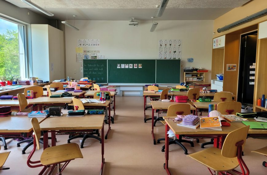 A classroom filled with lots of desks and chairs